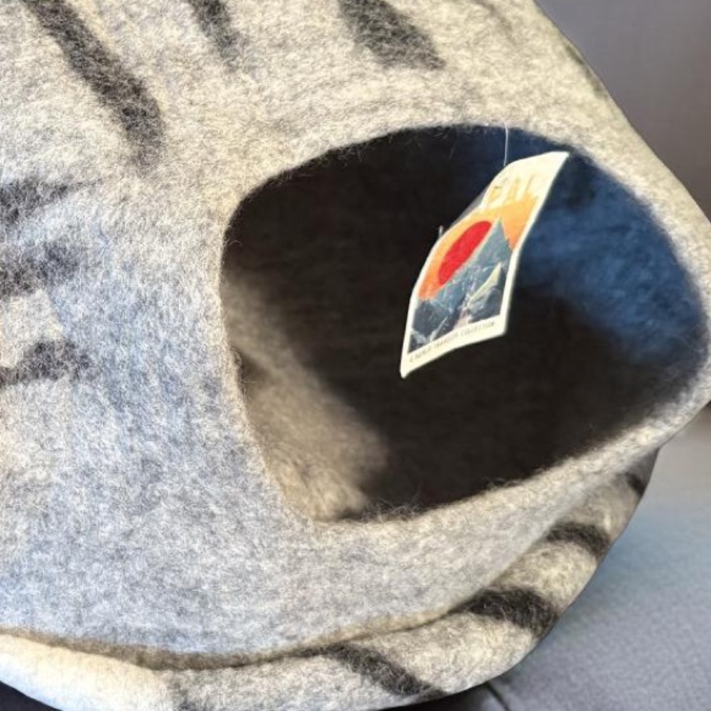 World Travelers Collection NWT Gray Wool Felted Huge Cozy Cat Cave Bed - Picture 3 of 11